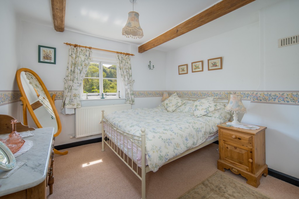Lot: 108 - CHARMING COTTAGE WITH SELF-CONTAINED ANNEXE, GARDENS AND GARAGE - Bedroom with ceiling beams
